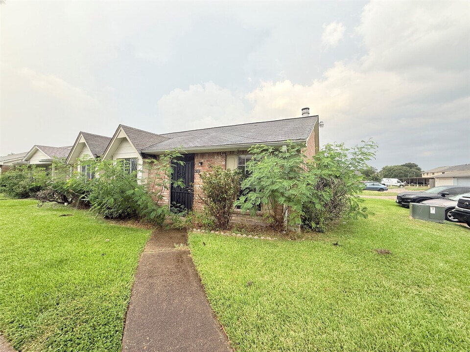 6387 S Briar Bayou Dr in Houston, TX - Building Photo