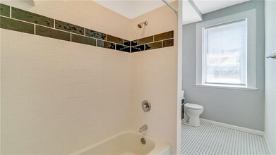 5522 Black St, Unit 3 in Pittsburgh, PA - Foto de edificio - Building Photo