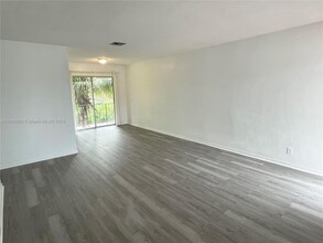 3090 Coral Springs Dr in Coral Springs, FL - Building Photo - Building Photo