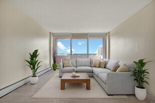 Marquis Towers in Saskatoon, SK - Building Photo