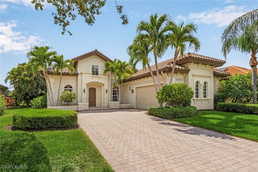 20002 Grande Lake Dr in Estero, FL - Foto de edificio