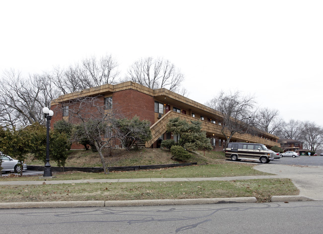 740 Carnegie Ave in Akron, OH - Foto de edificio - Building Photo