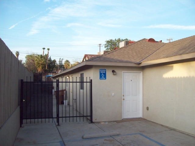 1228 Pearl St in Bakersfield, CA - Foto de edificio - Building Photo