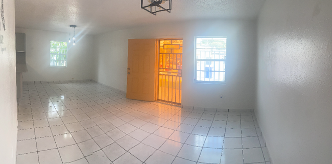 4782 NW Flagler Terrace in Miami, FL - Building Photo - Building Photo