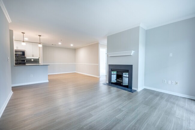 100 Avalon Dr W in New Canaan, CT - Building Photo - Building Photo