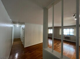 401 Highway22B40U6 in Plainfield, NJ - Building Photo