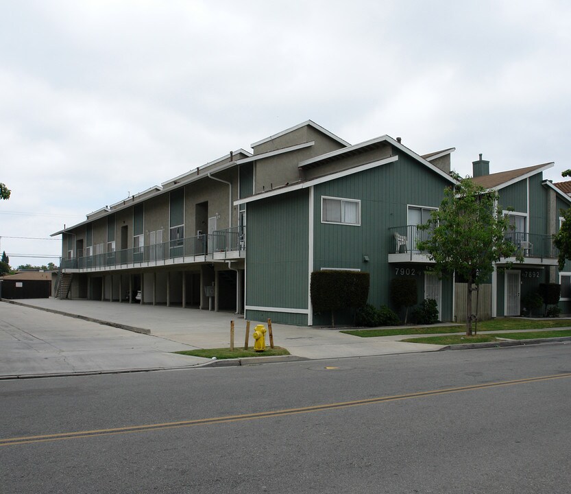 7902 Holt Ave in Huntington Beach, CA - Foto de edificio