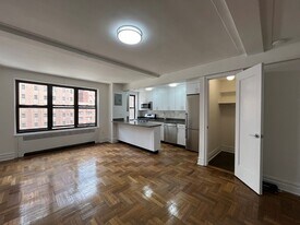137 E 38th St, Unit 3A in New York, NY - Building Photo