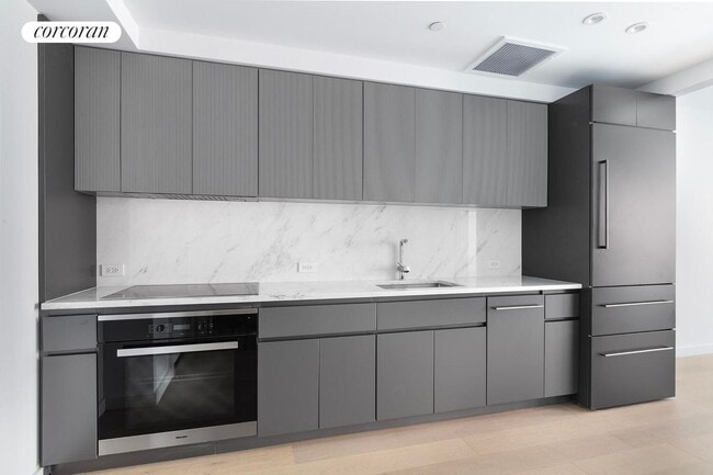 300 W 30th St in New York, NY - Building Photo - Building Photo