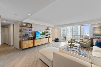 901 Brickell Key Blvd, Unit 2106 in Miami, FL - Building Photo - Building Photo