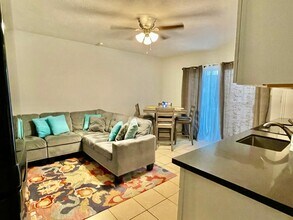 5908 Kiam St in Houston, TX - Foto de edificio - Building Photo