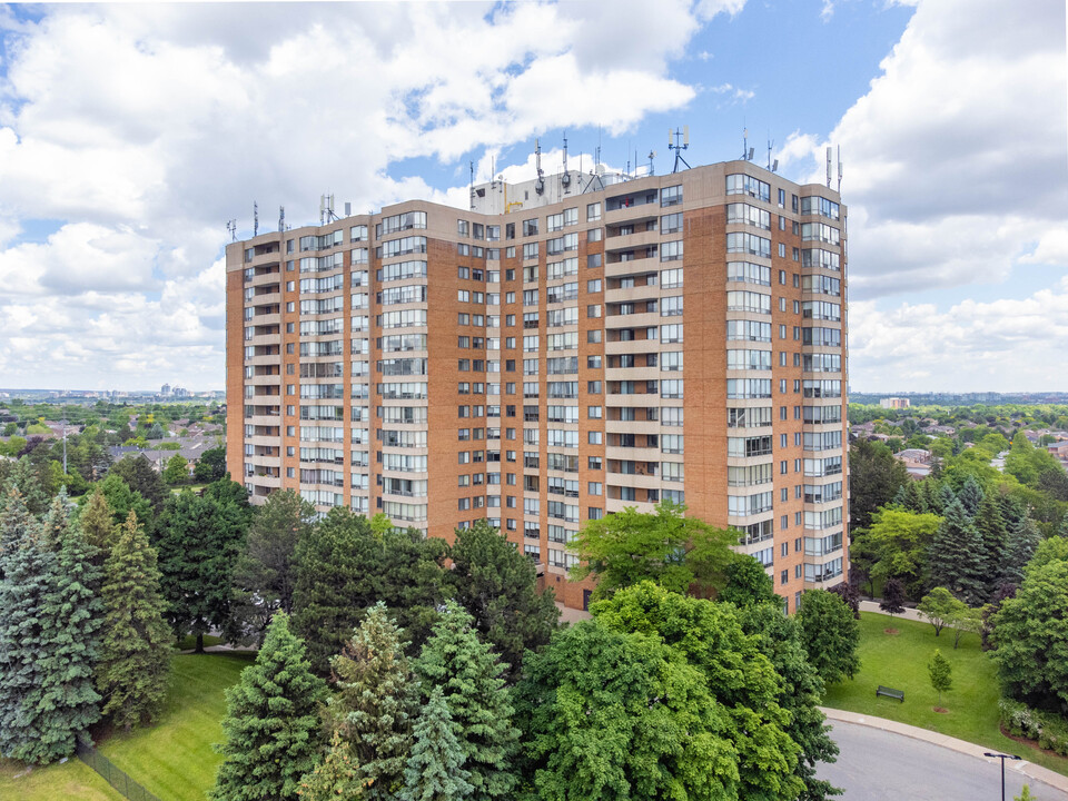 Forest Hills North in Vaughan, ON - Building Photo