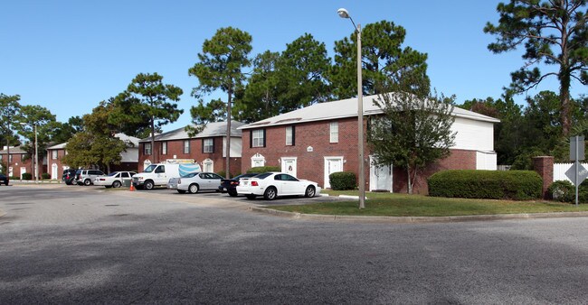 Charleston Manor in Pensacola, FL - Building Photo - Building Photo