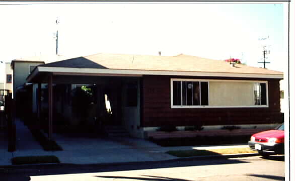 139 10th St in Seal Beach, CA - Foto de edificio - Building Photo