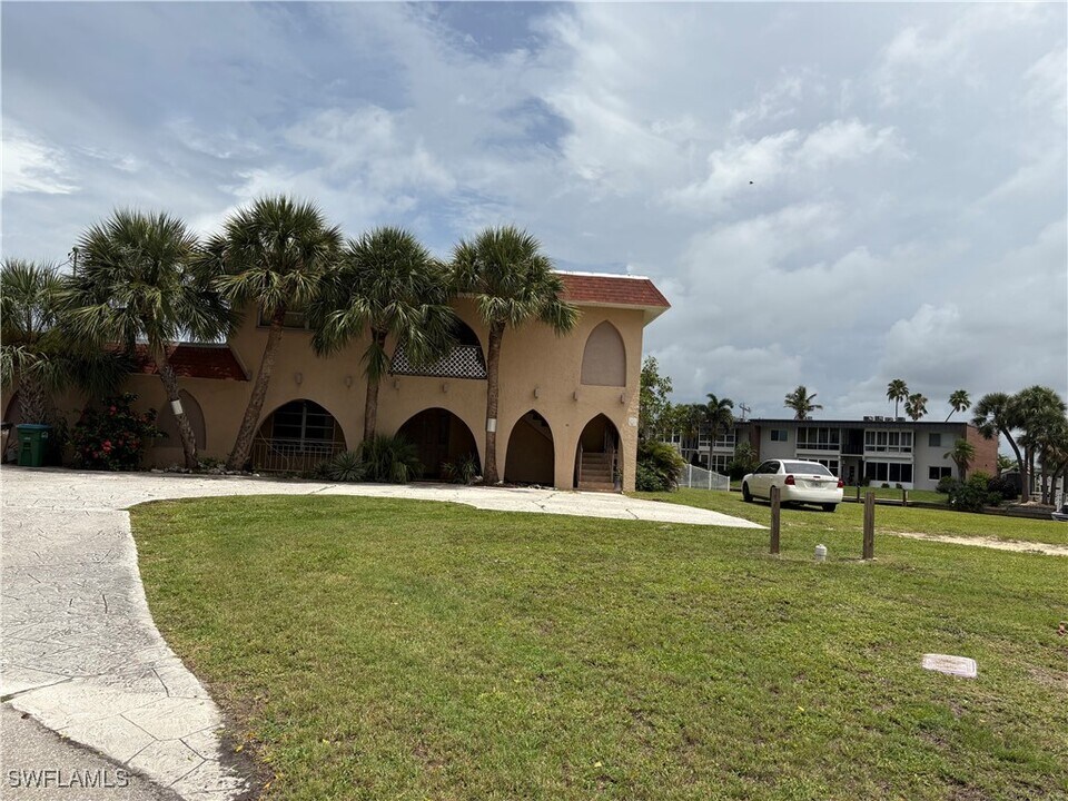 5101 Manor Ct in Cape Coral, FL - Building Photo