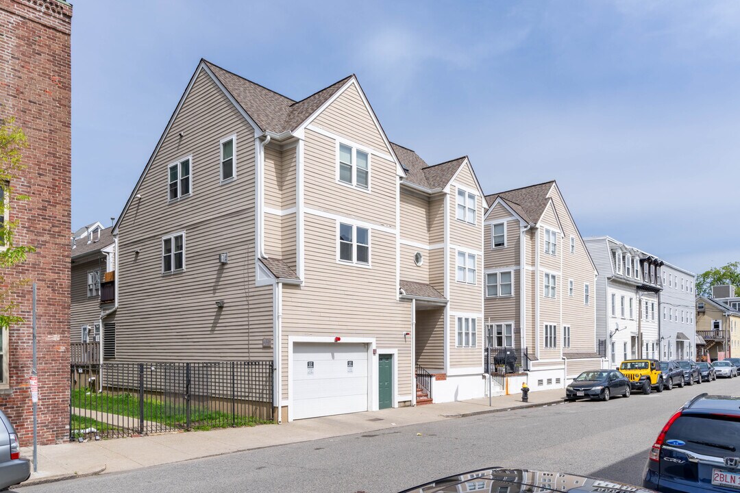 122-136 W 7th St in Boston, MA - Building Photo