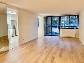 1 Bay Club Dr, Unit #3F in Bayside, NY - Building Photo - Building Photo