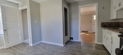 22466 Cunningham Ave in Warren, MI - Building Photo - Building Photo