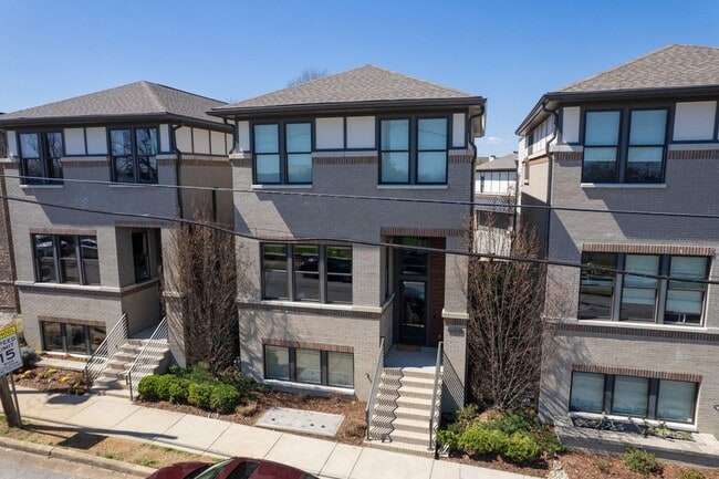property at 206 S 10th St