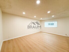 5252 Hermitage Ave in Los Angeles, CA - Building Photo