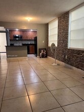 2175 NE 170th St in North Miami Beach, FL - Foto de edificio - Building Photo