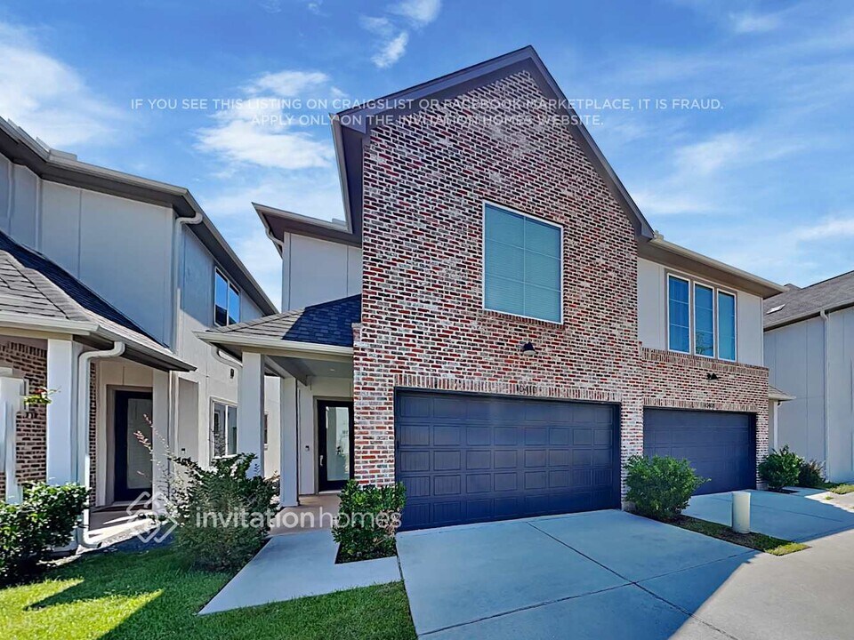 10410 Executive Lake Dr in Stafford, TX - Building Photo