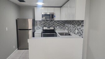 11544 NW 44th St in Coral Springs, FL - Building Photo