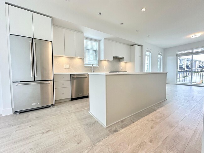 2070-2070 Oak Meadows Dr in Surrey, BC - Building Photo - Building Photo