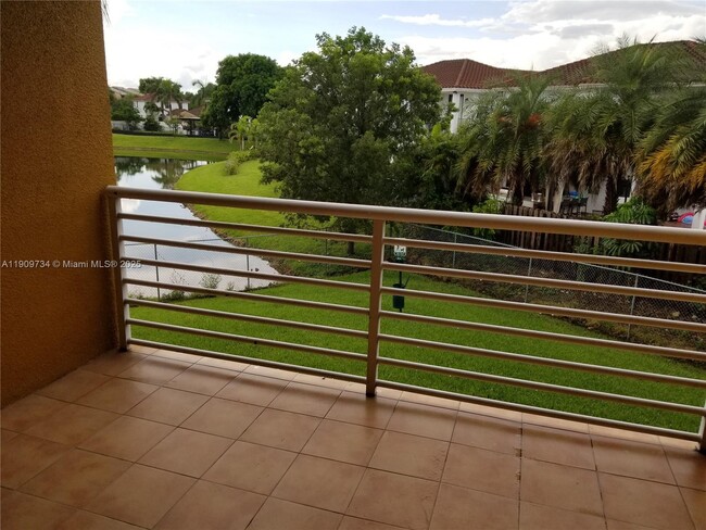 9735 Fontainebleau Blvd in Miami, FL - Building Photo - Building Photo