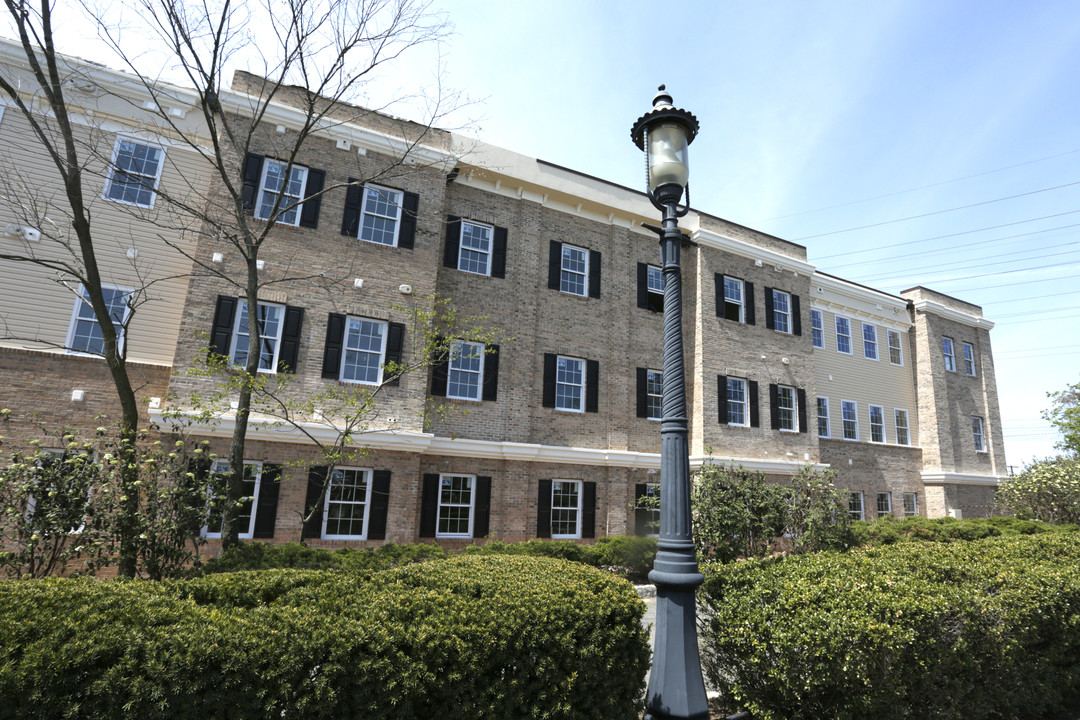 Greenway Village in Metuchen, NJ - Foto de edificio