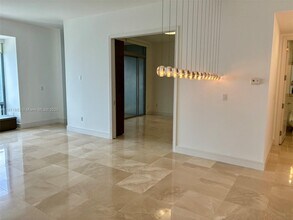 1425 Brickell Ave in Miami, FL - Building Photo - Building Photo