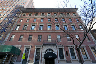 210 West 16th Street in New York, NY - Building Photo - Building Photo