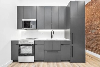 314 W 51st St in New York, NY - Building Photo - Building Photo