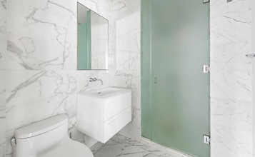207 E 57th St, Unit 12a in New York, NY - Building Photo - Building Photo