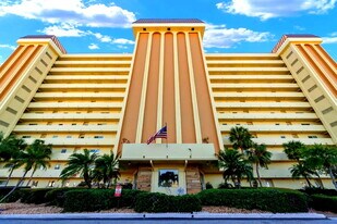 4550 Cove Cir, Unit 305 in St. Petersburg, FL - Building Photo