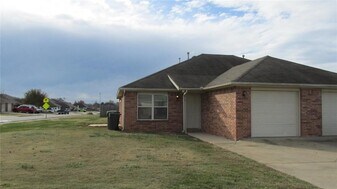 426 E Asher Ct in Rogers, AR - Building Photo