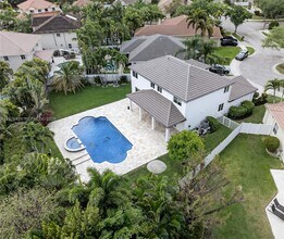 1008 Highland Meadows Dr in Weston, FL - Building Photo - Building Photo