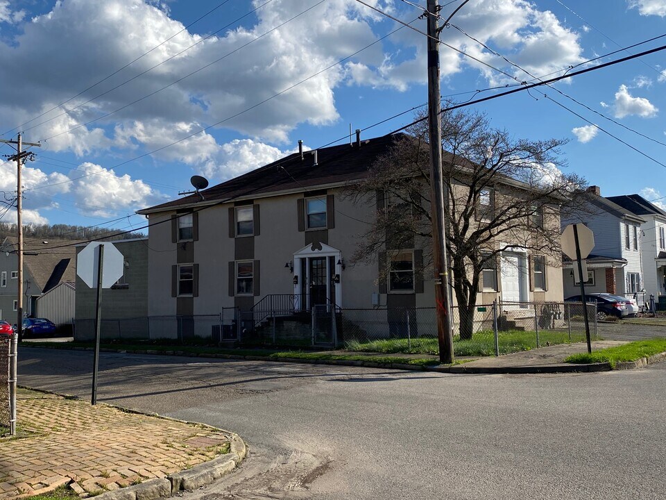 250 N 7th St, Unit Rear in Martins Ferry, OH - Building Photo
