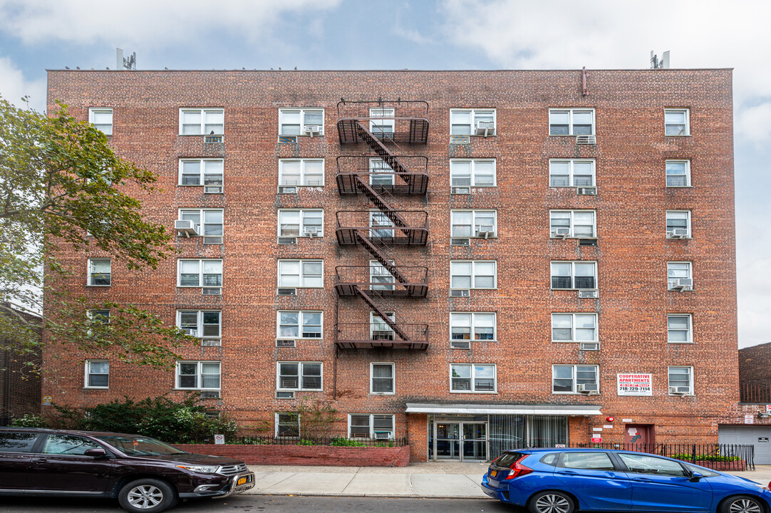 48-10 45th St in Woodside, NY - Foto de edificio