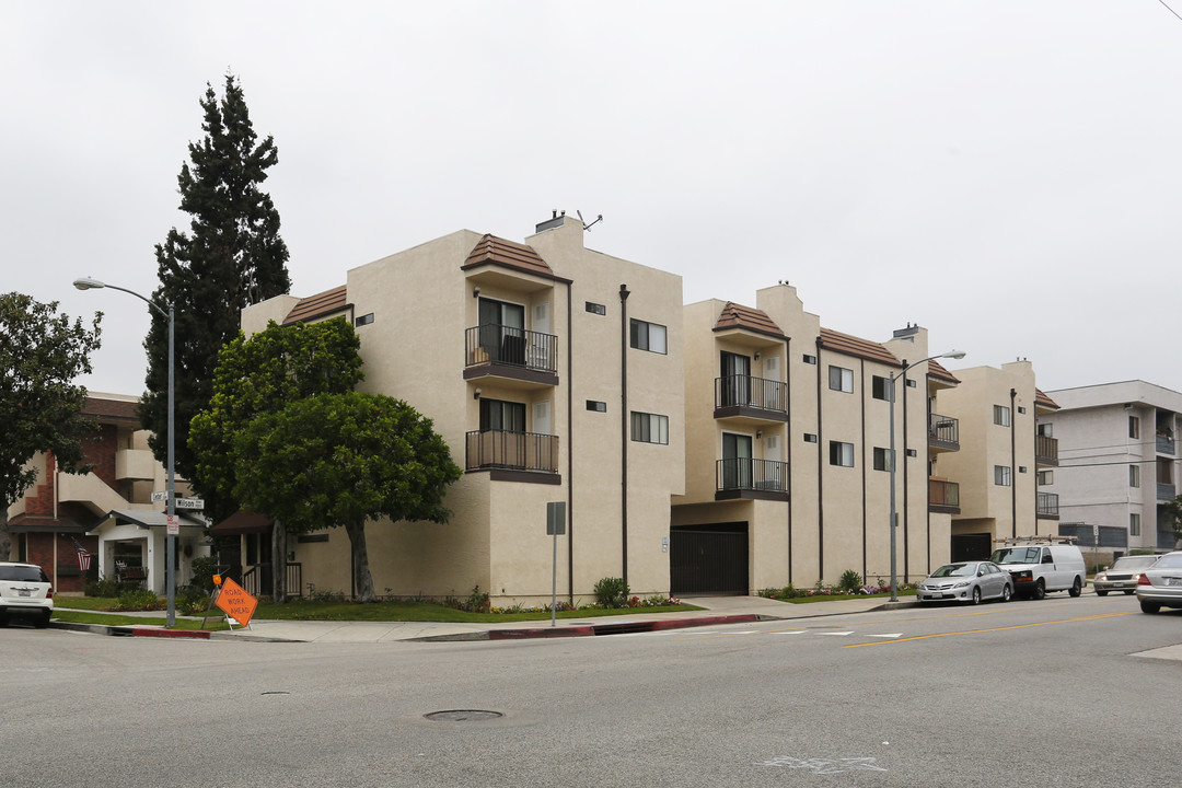 202 N Cedar St in Glendale, CA - Building Photo