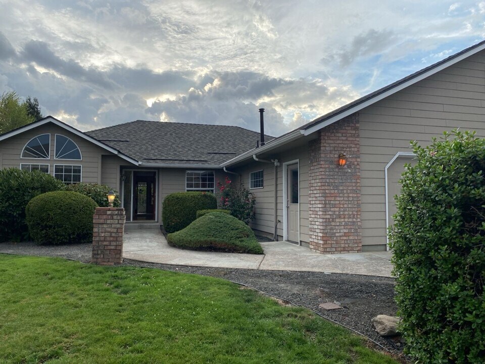 7153 Lawnridge St NE in Keizer, OR - Building Photo