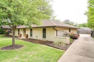 35 Lincolnshire Cir in Bedford, TX - Building Photo