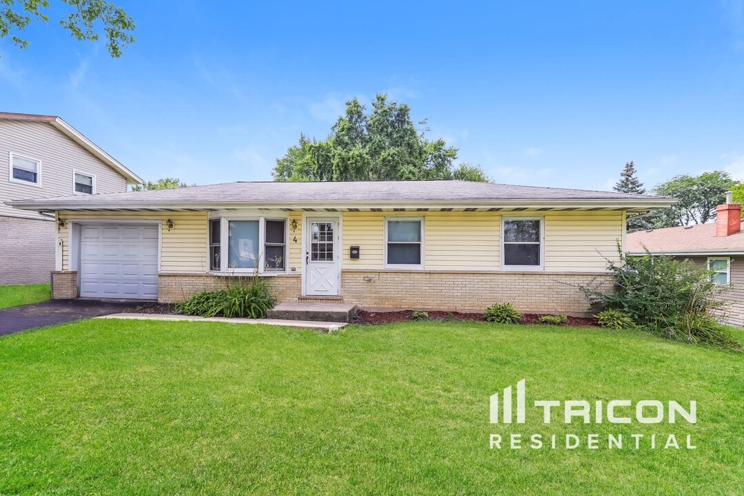 4 Joyce Ln in Streamwood, IL - Building Photo