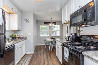 Mallard Cove Apartments in Sanford, NC - Foto de edificio - Interior Photo