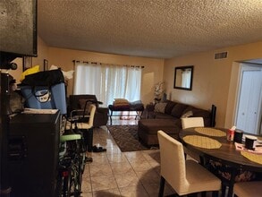 4216 Inverrary Blvd in Lauderhill, FL - Foto de edificio - Building Photo