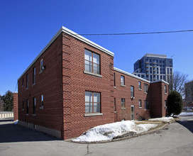 Saranac Park Apartments in Toronto, ON - Building Photo - Building Photo