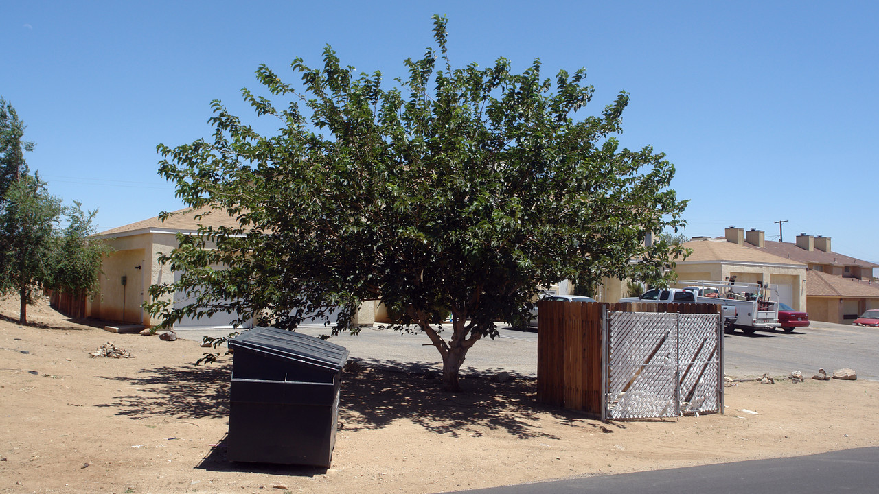 20157 Carlisle Rd in Apple Valley, CA - Foto de edificio