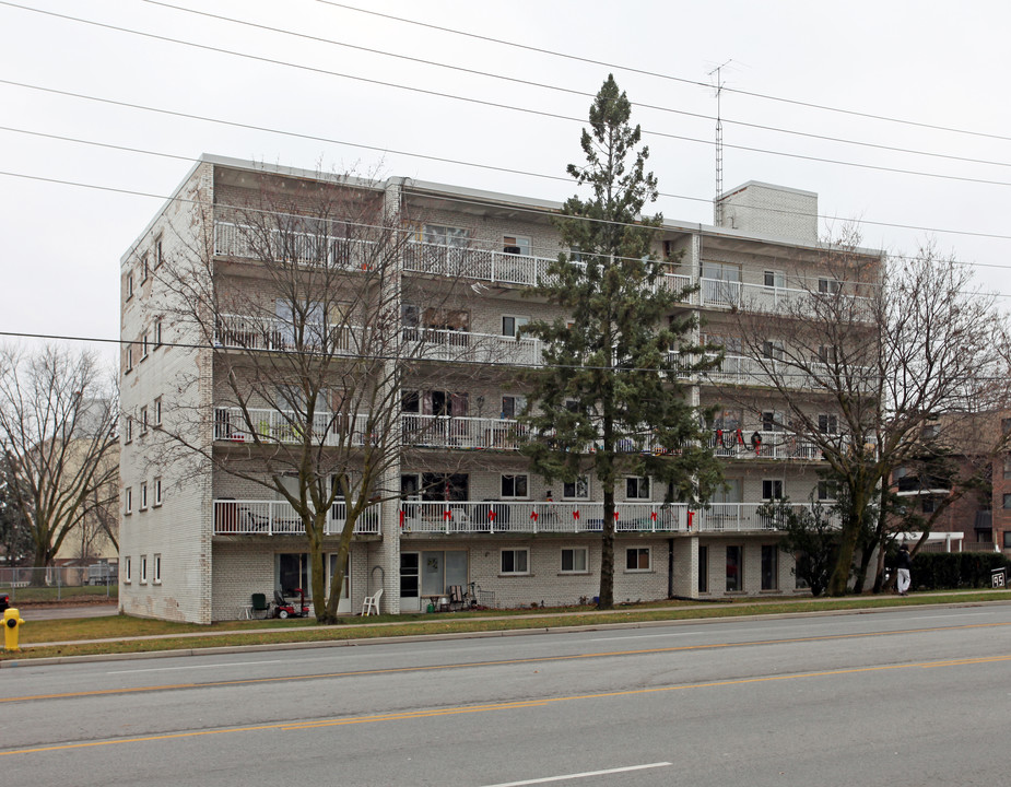 Casa Bianca in Oshawa, ON - Building Photo