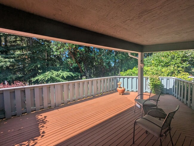 1574 Park View Dr NE in Bainbridge Island, WA - Building Photo - Building Photo