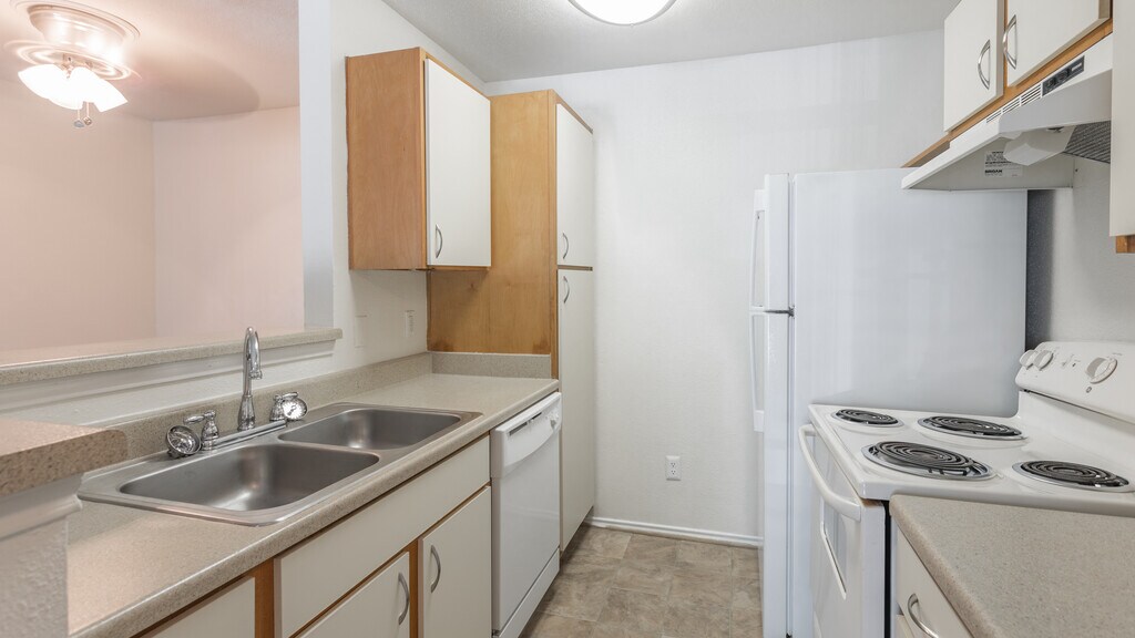 Legends At The Beach Apartments in Virginia Beach, VA